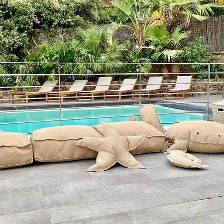 Hotell Jungle 4*